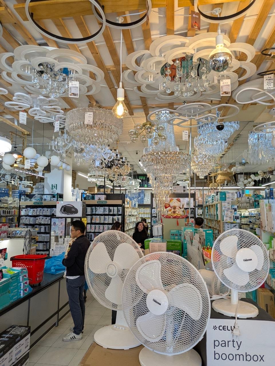 Lampadari in cristallo e plafoniere in esposizione