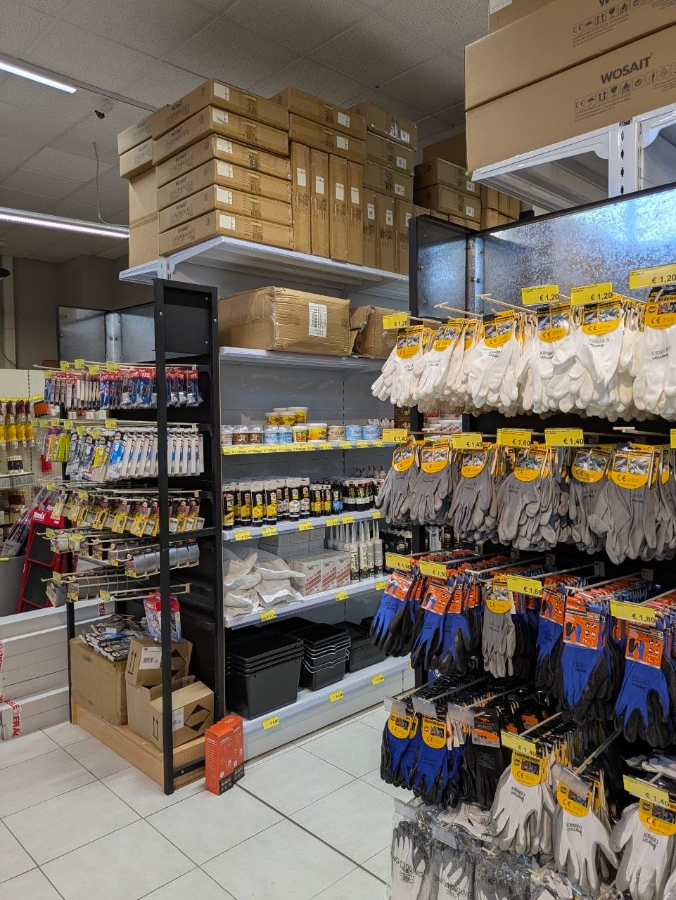 Guanti da lavoro e ferramenta minuta in negozio